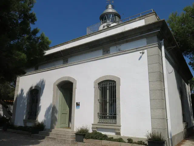 De vuurtoren Far de Tossa op het hoogste punt van de Vila Vella met zeezicht