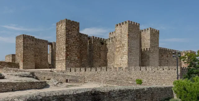 Het Moorse kasteel van Trujillo op de top van de heuvel met zijn torens en muren