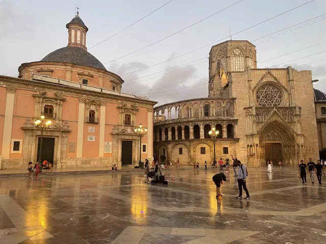 Plaza de la virgen tijdens schemering in Valencia