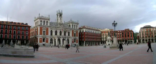 De rode gevels en arcades van de Plaza Mayor van Valladolid met het stadhuis