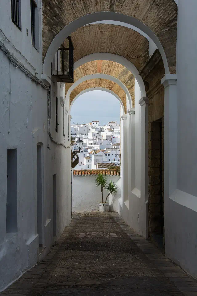 Casco Antiguo van Vejer de la Frontera met witgekalkte huizen op de heuvel Casco Antiguo van Vejer de la Frontera met witgekalkte huizen op de heuvel