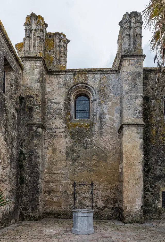 De gotisch-mudéjar Iglesia del Divino Salvador in Vejer de la Frontera De gotisch-mudéjar Iglesia del Divino Salvador in Vejer de la Frontera