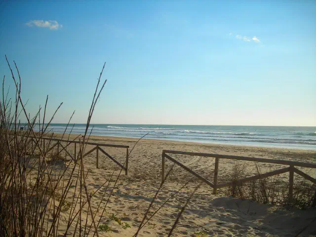 Het lange witte strand Playa de El Palmar bij Vejer de la Frontera Het lange witte strand Playa de El Palmar bij Vejer de la Frontera