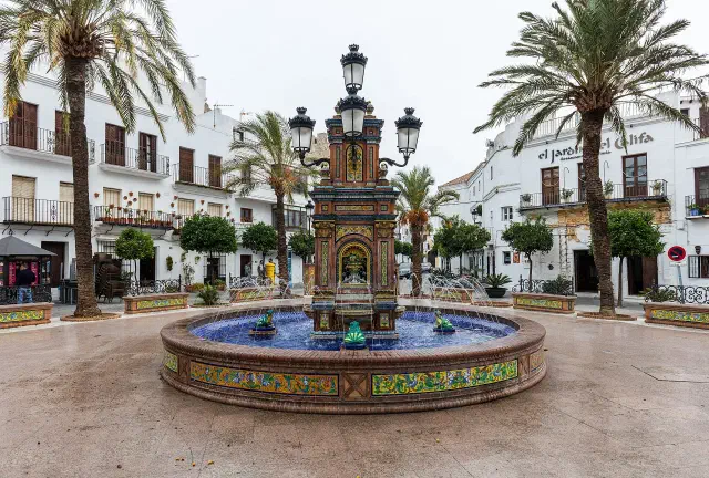 De Plaza de España in Vejer de la Frontera met tegelfontein De Plaza de España in Vejer de la Frontera met tegelfontein