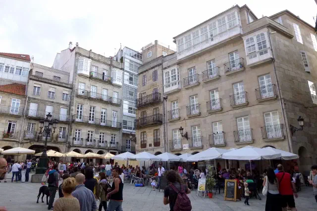 De granieten oude stad Casco Vello van Vigo met de arcades aan de Praza da Constitucion