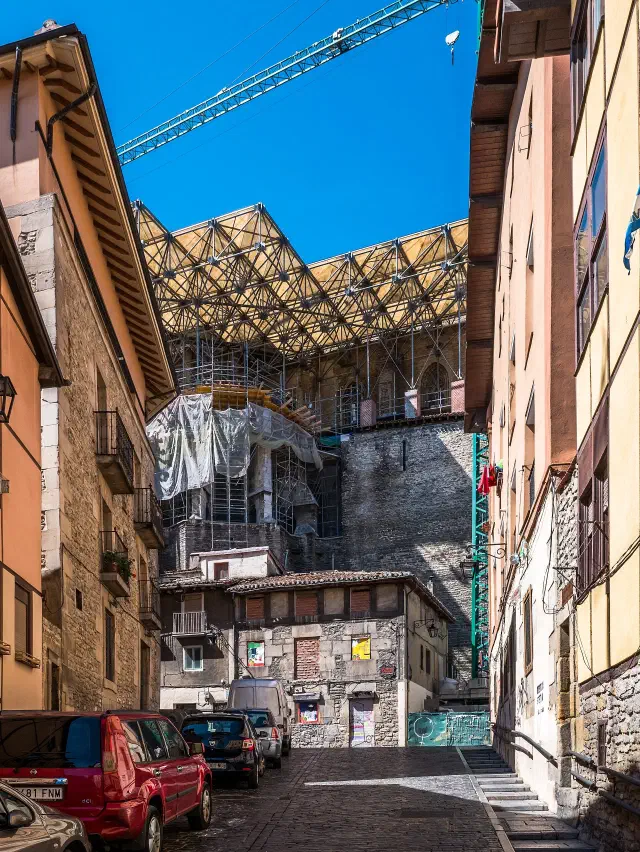 De gotische Catedral de Santa María in Vitoria-Gasteiz, beroemd om het Abierta por obras restauratieproject