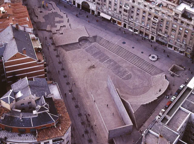 De moderne Plaza de los Fueros in Vitoria-Gasteiz ontworpen door Eduardo Chillida en Luis Peña Ganchegui