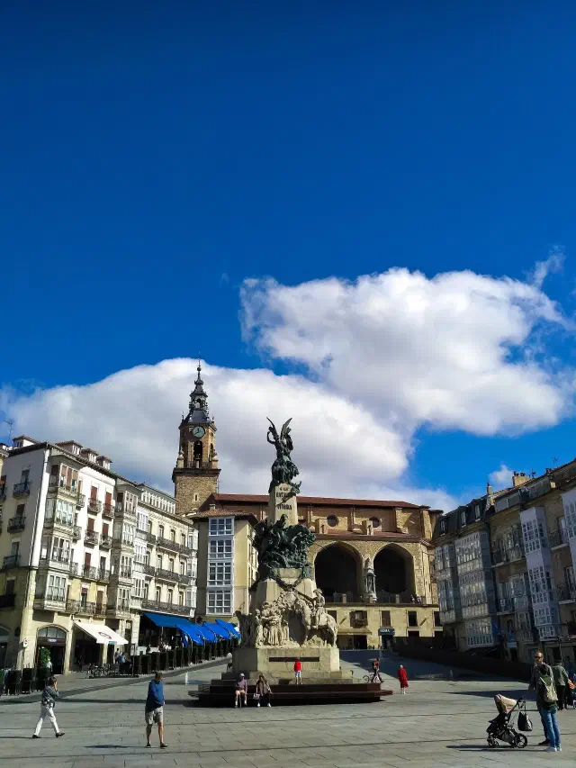 Plaza de la Virgen Blanca in Vitoria-Gasteiz met het monument voor de Slag bij Vitoria