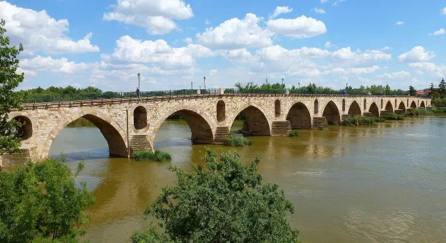 Puente de Piedra over de Duero in Zamora Puente de Piedra over de Duero in Zamora