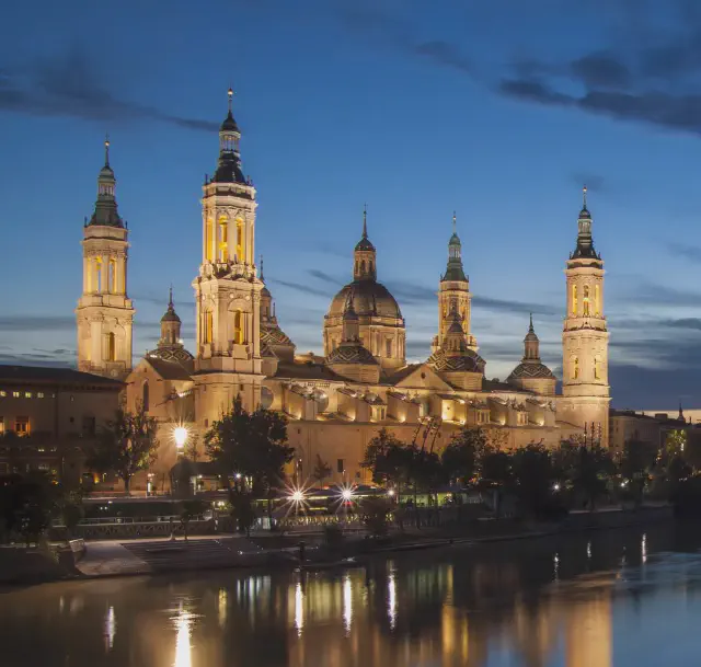 Avondfoto van Basilica del Pilar in Zaragoza Avondfoto van Basilica del Pilar in Zaragoza