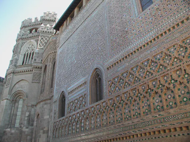 Foto van imposante muur van La Seo (Catedral del Salvador) in Zaragoza Foto van imposante muur van La Seo (Catedral del Salvador) in Zaragoza