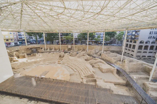 Overdekte overblijfselen van Romeins theater (Museo del Teatro Romano) in Zaragoza Overdekte overblijfselen van Romeins theater (Museo del Teatro Romano) in Zaragoza