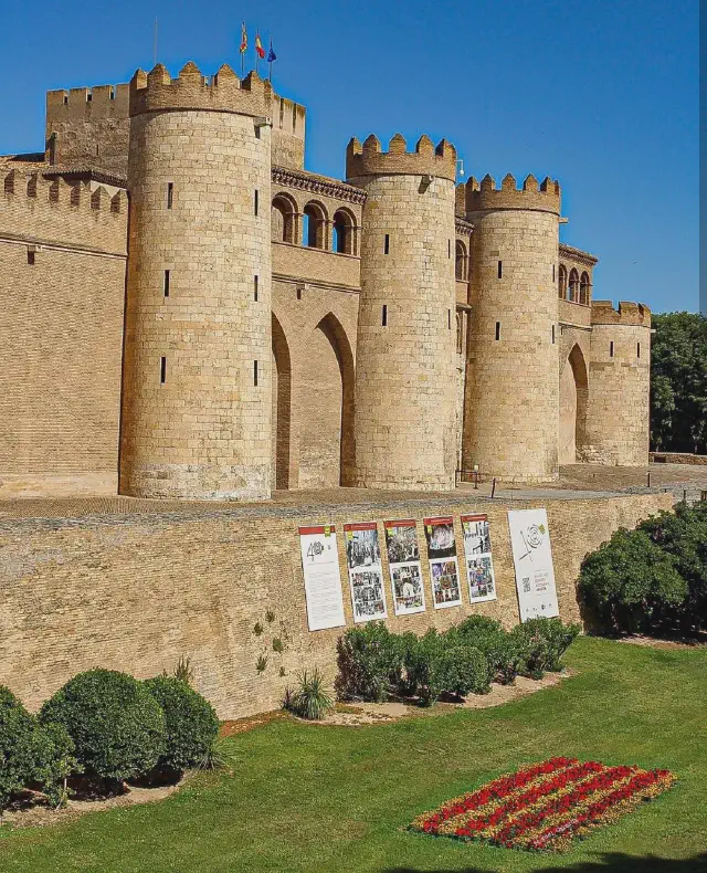 Schuin van voren genomen foto van Palacio de la Aljaferia in Zaragoza op een zonnige dag Schuin van voren genomen foto van Palacio de la Aljaferia in Zaragoza op een zonnige dag